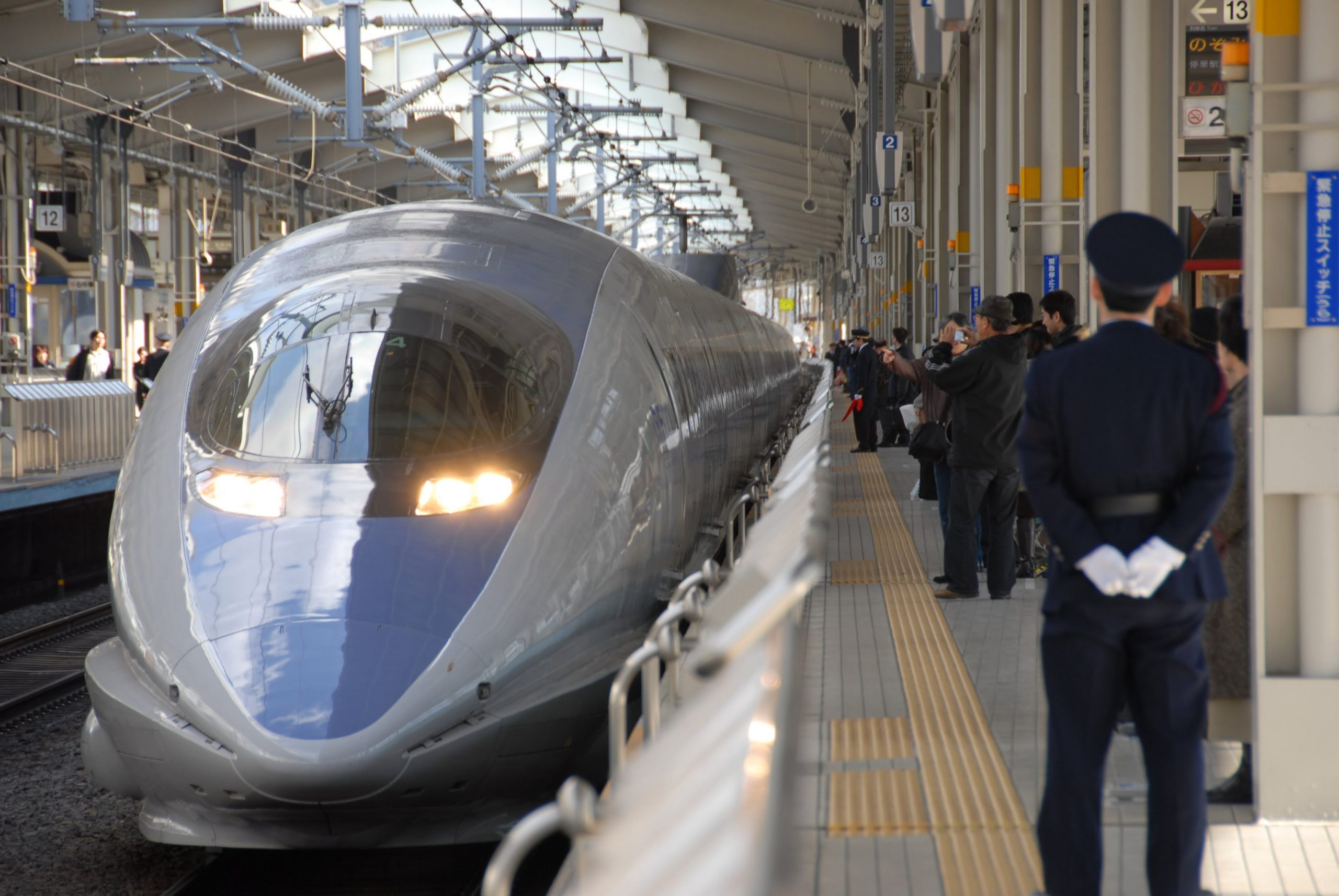 Tren en plataforma con pasajeros